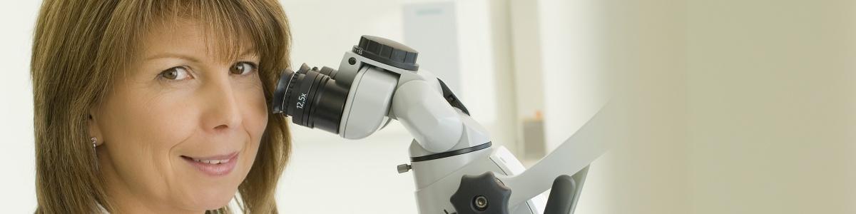 Behandlungsschwerpunkte - Frau Dr. Schulmeyer am Mikroskop